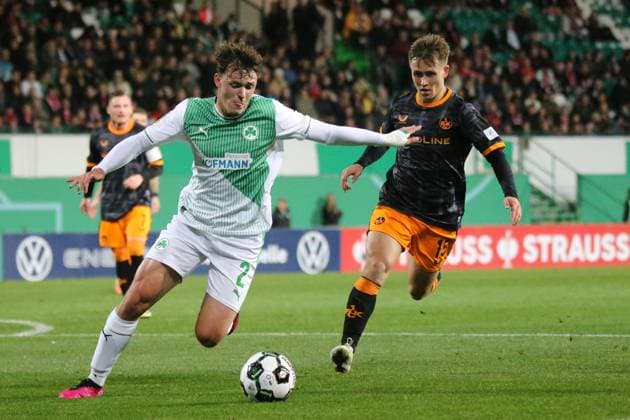 29.10.2025, xmohx, Fussball DFB Pokal 2.Runde, SpVgg Greuther Fuerth - 1-FC Kaiserslautern v.l. Lukas Reich (Greuther Fürth Fuerth) Naatan Mikael Skyttä (1. FC Kaiserslautern) Zweikampf, Aktion, action, battle for the ball (DFL DFB REGULATIONS PROHIBIT ANY USE OF PHOTOGRAPHS as IMAGE SEQUENCES and or QUASI-VIDEO) Fuerth