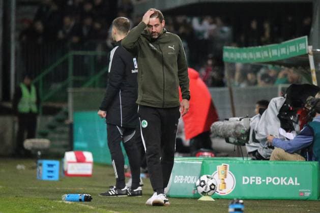 29.10.2025, xmohx, Fussball DFB Pokal 2.Runde, SpVgg Greuther Fuerth - 1-FC Kaiserslautern v.l. Trainer Coach Thomas Kleine (Greuther Fürth Fuerth) Enttäuscht, traurig, frustriert (DFL DFB REGULATIONS PROHIBIT ANY USE OF PHOTOGRAPHS as IMAGE SEQUENCES and or QUASI-VIDEO) Fuerth