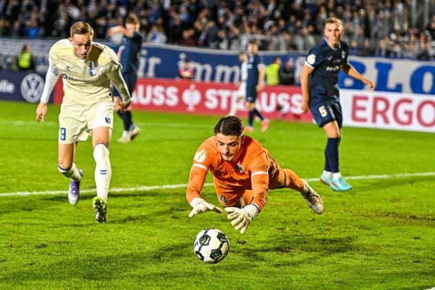 GER, DFB Pokal, FV Illertissen vs 1. FC Magdeburg 29.10.2025, Voehlinstadion, Illertissen, GER, DFB Pokal, FV Illertissen vs 1. FC Magdeburg, im Bild Maximilian Breunig (Magdeburg, 9), Malwin Zok (Illertissen, 34) sichert den Ball