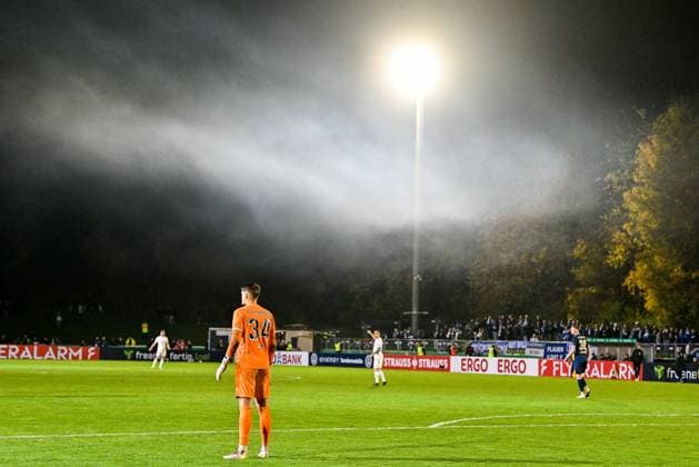 GER, DFB Pokal, FV Illertissen vs 1. FC Magdeburg 29.10.2025, Voehlinstadion, Illertissen, GER, DFB Pokal, FV Illertissen vs 1. FC Magdeburg, im Bild Rauchschwaden unter dem Flutlichmast, Malwin Zok (Illertissen, 34)