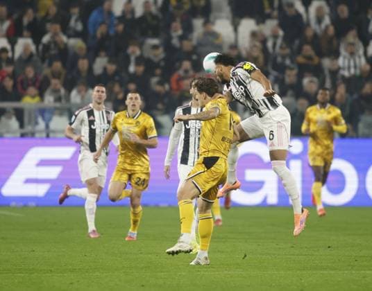 Lloyd Kelly of Juventus FC and Nicolo Zaniolo of Udinese Calcio during the Italian serie A, 2025-2026 season, football match between Juventus FC and Udinese Calcio on 29 October 2025 at Allianz Stadium, Turin, Italy. Photo Nderim Kaceli  Copyright: xNderimxKaceli IPAxSportx xipa-agency.netx xx IPA_67237048 IPA_Agency_IPA67237048