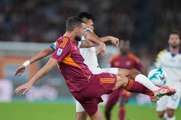Parma™s Christian Ordonez Roma™s Bryan Cristante during the Serie A EniLive soccer match between Roma and Parma at the Rome s Olympic stadium, Italy - Wednesday October 29, 2025 - Soccer ( Photo by Alfredo Falcone LaPresse )  Copyright: xAlfredoxFalcone LaPressex