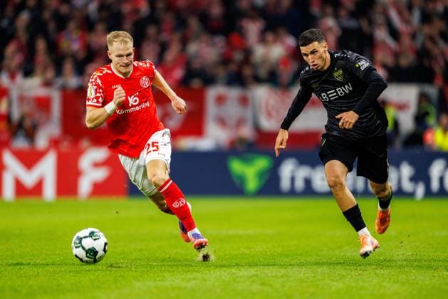 DFB Pokal: 1. FSV Mainz 05 vs. VfB Stuttgart, 29.10.2025 MAINZ, DEUTSCHLAND - OCTOBER 29: Andreas Hanche-Olsen (1. FSV Mainz 05, 25) and Bilal El Khannouss (VfB Stuttgart, 11) compete for the ball during the DFB Pokal match between DFB Pokal: 1. FSV Mainz 05 vs. VfB Stuttgart at MEWA Arena on matchday 2 of the DFB Pokal on October 29, 2025 in Mainz, Deutschland. DFL REGULATIONS PROHIBIT ANY USE OF PHOTOGRAPHS AS IMAGE SEQUENCES AND OR QUASI-VIDEO. Copyright: xBEAUTIFULxSPORTS Hahnex