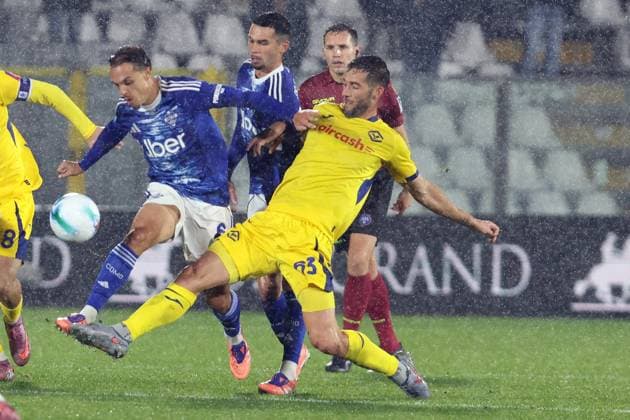 Como™s Verona™s Daniel Mosquera during the Serie A soccer match between Como and Verona at the Giuseppe Sinigaglia stadium in Como, north Italy - October 29, 2025 - Soccer.  Copyright: xAntonioxSaiai LaPressex
