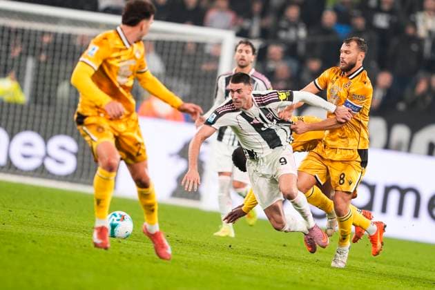 JuventusÕs Dusan Vlahovic fights for the ball with UdineseÕs Jesper Karlstroem during the Serie A soccer match between Juventus Fc and Udinese at the Juventus Stadium in Turin, north west Italy - October 29, 2025. - Soccer  Copyright: xFabioxFerrari LaPressex