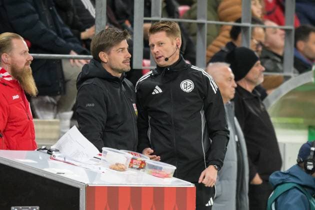 Fußball, DFB Pokal, 20251029, FSV Mainz 05 - VfB Stuttgart. Im Bild v.l. Co-Trainer Stuttgart David KRECIDLO, vierter Offizielle Christian DINGERT. Mainz MEWA Arena Rheinland-Pfalz Deutschland Copyright: Passion2Press MarkusxFischerx
