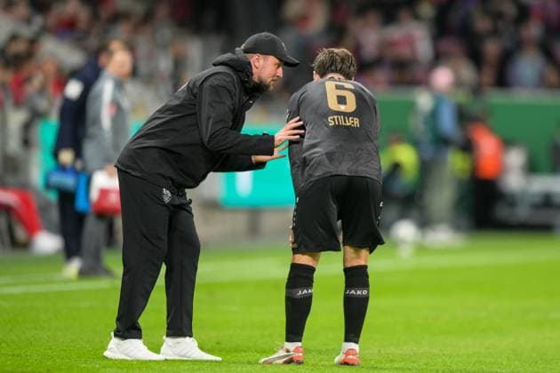 Fußball, DFB Pokal, 20251029, FSV Mainz 05 - VfB Stuttgart. Im Bild v.l. Trainer Stuttgart Sebastian HOENEß außerhalb Coachingzone, Angelo STILLER (Stuttgart, 6). Mainz MEWA Arena Rheinland-Pfalz Deutschland Copyright: Passion2Press MarkusxFischerx