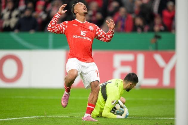 Fußball, DFB Pokal, 20251029, FSV Mainz 05 - VfB Stuttgart. Im Bild v.l. Armindo SIEB (Mainz, 11), Torwart Fabian BREDLOW (Stuttgart, 1). Mainz MEWA Arena Rheinland-Pfalz Deutschland Copyright: Passion2Press MarkusxFischerx