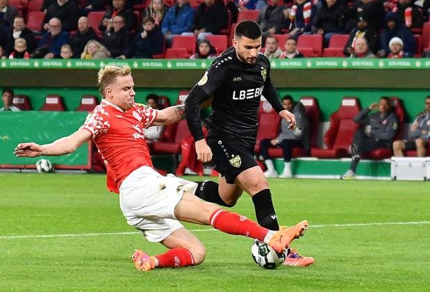 29.10.2025, xhbx, Fussball DFB Pokal 2.Runde, FSV Mainz 05 - VfB Stuttgart v.l. Lennard Maloney (FSV Mainz 05), Deniz Undav (VfB Stuttgart) (DFL DFB REGULATIONS PROHIBIT ANY USE OF PHOTOGRAPHS as IMAGE SEQUENCES and or QUASI-VIDEO) Mainz