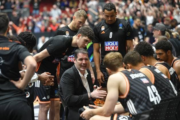 Ty Harrelson (Trainer, Head Coach, ratiopharm ulm) Mitte. GER, NINERS Chemnitz vs. ratiopharm ulm, Basketball, BKT EuroCup, 5. Spieltag, Saison 2025 2026, 29.10.2025 GER, NINERS Chemnitz vs. ratiopharm ulm, Basketball, BKT EuroCup, 5. Spieltag, Saison 2025 2026, 29.10.2025 Chemnitz Copyright: xEibner-Pressefoto BertxHarzerx EP_BHR