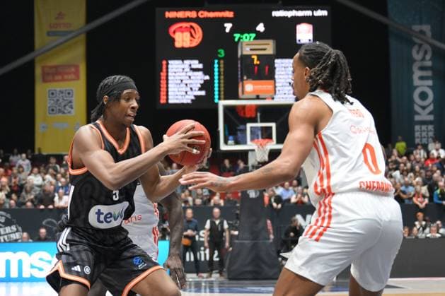 Mohamed Diakite (ratiopharm ulm) li. und Kevin Yebo (NINERS Chemnitz) re. GER, NINERS Chemnitz vs. ratiopharm ulm, Basketball, BKT EuroCup, 5. Spieltag, Saison 2025 2026, 29.10.2025 GER, NINERS Chemnitz vs. ratiopharm ulm, Basketball, BKT EuroCup, 5. Spieltag, Saison 2025 2026, 29.10.2025 Chemnitz Copyright: xEibner-Pressefoto BertxHarzerx EP_BHR