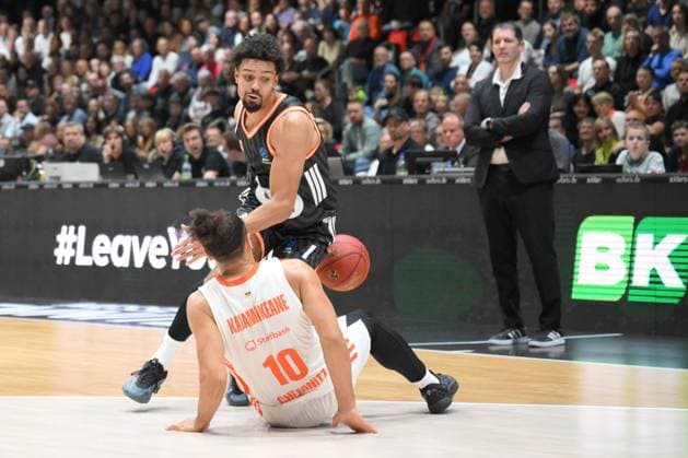 Kaza Kajami-Keane (NINERS Chemnitz) unten, Len Schoormann (ratiopharm ulm) hinten und Ty Harrelson (Trainer, Head Coach, ratiopharm ulm) re. GER, NINERS Chemnitz vs. ratiopharm ulm, Basketball, BKT EuroCup, 5. Spieltag, Saison 2025 2026, 29.10.2025 GER, NINERS Chemnitz vs. ratiopharm ulm, Basketball, BKT EuroCup, 5. Spieltag, Saison 2025 2026, 29.10.2025 Chemnitz Copyright: xEibner-Pressefoto BertxHarzerx EP_BHR
