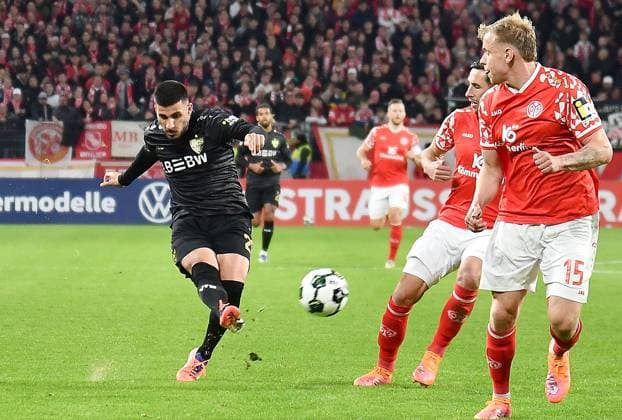 29.10.2025, xhbx, Fussball DFB Pokal 2.Runde, FSV Mainz 05 - VfB Stuttgart v.l. Deniz Undav (VfB Stuttgart) (DFL DFB REGULATIONS PROHIBIT ANY USE OF PHOTOGRAPHS as IMAGE SEQUENCES and or QUASI-VIDEO) Mainz