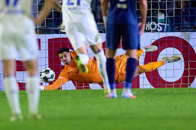 Den Elfmeter kann Malwin Zok (FV Illertissen, 34) noch halten, beim Nachschuss ist er machtlos unbd es steht 0:2 GER, FV Illertissen 1921 e.V. vs 1. FC Magdeburg, Fussball, Herren DFB Pokal, 2. Runde, Saison 2025 2026, 29.10.2025 GER, FV Illertissen 1921 e.V. vs 1. FC Magdeburg, Fussball, Herren DFB Pokal, 2. Runde, Saison 2025 2026, 29.10.2025 Illertissen Copyright: xEibner-Pressefoto GeraldxOelze-dexStoppanyx EP_ODS