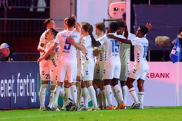 Freude beim Team des 1. FC Magdeburg ueber den Treffer zum 0:2 durch Marcus Mathisen (1. FC Magdeburg, 16) GER, FV Illertissen 1921 e.V. vs 1. FC Magdeburg, Fussball, Herren DFB Pokal, 2. Runde, Saison 2025 2026, 29.10.2025 GER, FV Illertissen 1921 e.V. vs 1. FC Magdeburg, Fussball, Herren DFB Pokal, 2. Runde, Saison 2025 2026, 29.10.2025 Illertissen Copyright: xEibner-Pressefoto GeraldxOelze-dexStoppanyx EP_ODS