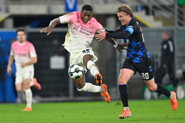 Paderborn, Home Deluxe Arena, 29.10.25, GER, Herren, DFB-Pokal, 2.Runde, Saison 2025-2026, SC Paderborn 07 - Bayer 04 Leverkusen Bild: v.li. im Zweikampf Christian KOFANE (Leverkusen) und Felix GOETZE (Paderborn). Rot, rote Karte Felix GOETZE (Paderborn). Notbremse DFB regulations prohibit any use of photographs as image sequences and or quasi-video. Nordrhein-Westfalen Deutschland