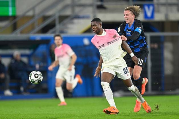 Paderborn, Home Deluxe Arena, 29.10.25, GER, Herren, DFB-Pokal, 2.Runde, Saison 2025-2026, SC Paderborn 07 - Bayer 04 Leverkusen Bild: v.li. im Zweikampf Christian KOFANE (Leverkusen) und Felix GOETZE (Paderborn). Rot, rote Karte Felix GOETZE (Paderborn). Notbremse DFB regulations prohibit any use of photographs as image sequences and or quasi-video. Nordrhein-Westfalen Deutschland