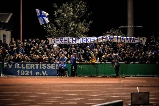 Fussball, Saison 2025 2026, DFB-Pokal, Vöhlinstadion Illertissen, 2. Runde, FV Illertissen - 1. FC Magdeburg, 29.10.2025 29.10.2025, Fussball, Saison 2025 2026, DFB-Pokal, Vöhlinstadion Illertissen, 2. Runde, FV Illertissen - 1. FC Magdeburg, Fans Fankurve Heimkurve FV Illertissen mit einem Spruchband Gerechtigkeit für Hannes Foto: Lucca Fundel Illertissen Vöhlinstadion Bayern Deutschland