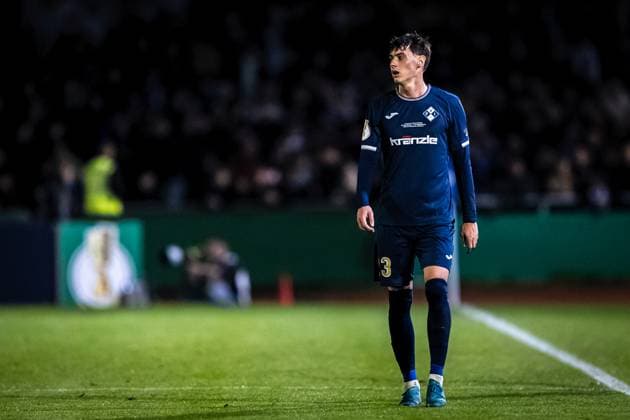 Fussball, Saison 2025 2026, DFB-Pokal, Vöhlinstadion Illertissen, 2. Runde, FV Illertissen - 1. FC Magdeburg, 29.10.2025 29.10.2025, Fussball, Saison 2025 2026, DFB-Pokal, Vöhlinstadion Illertissen, 2. Runde, FV Illertissen - 1. FC Magdeburg, Freisteller Einzelbild 23 Eduard Heckmann (FV Illertissen) Foto: Lucca Fundel Illertissen Vöhlinstadion Bayern Deutschland