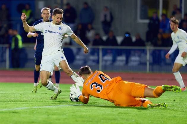 Riesenchance fuer Alexander Nollenberger (1. FC Magdeburg, 17) gegen Malwin Zok (FV Illertissen, 34) GER, FV Illertissen 1921 e.V. vs 1. FC Magdeburg, Fussball, Herren DFB Pokal, 2. Runde, Saison 2025 2026, 29.10.2025 GER, FV Illertissen 1921 e.V. vs 1. FC Magdeburg, Fussball, Herren DFB Pokal, 2. Runde, Saison 2025 2026, 29.10.2025 Illertissen Copyright: xEibner-Pressefoto GeraldxOelze-dexStoppanyx EP_ODS