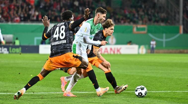 29.10.2025 - Fussball - Saison 2025 2026 - DFB Pokal Vereinspokal - 02. Runde: SpVgg Greuther Fürth ( Kleeblatt ) - 1. FC Kaiserslautern FCK ( Rote Teufel ) - Sportfoto Zink - xwoxzix - regulations prohibit any use of photographs as image sequences and or quasi-video - Branimir Hrgota (10, SpVgg Greuther Fürth ) eggen Faride Alidou (48, 1. FC Kaiserslautern FCK ) Florian Kleinhansl (3, 1. FC Kaiserslautern FCK ) -