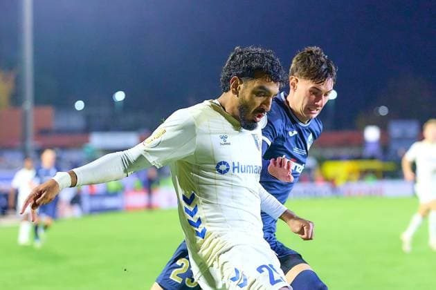 Zweikampf, Duell zwischen Rayan Ghrieb (1. FC Magdeburg, 29) und Eduard Heckmann (FV Illertissen, 23) GER, FV Illertissen 1921 e.V. vs 1. FC Magdeburg, Fussball, Herren DFB Pokal, 2. Runde, Saison 2025 2026, 29.10.2025 GER, FV Illertissen 1921 e.V. vs 1. FC Magdeburg, Fussball, Herren DFB Pokal, 2. Runde, Saison 2025 2026, 29.10.2025 Illertissen Copyright: xEibner-Pressefoto GeraldxOelze-dexStoppanyx EP_ODS