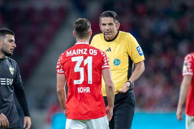 GER, Mainz, Fußball, DFB-Pokal, 2. Hauptrunde, FSV Mainz 05 vs. VFB Stuttgart im Bild v.l.: Dominik Kohr (FSV Mainz 05 31), diskutiert mit Deniz Aytekin (Schiedsrichter) 29.10.2025, MEWA-Arena Mainz DFB REGULATIONS PROHIBIT ANY USE OF PHOTOGRAPHS AS IMAGE SEQUENCES AND OR QUASI-VIDEO, Copyright: HMBxMedia PaulxFritz