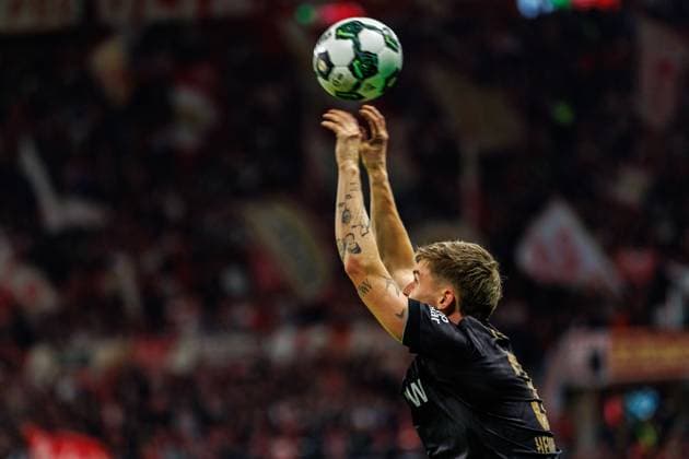 DFB Pokal: 1. FSV Mainz 05 vs. VfB Stuttgart, 29.10.2025 MAINZ, DEUTSCHLAND - OCTOBER 29: Ramon Hendriks (VfB Stuttgart, 3) throws the ball in during the DFB Pokal match between DFB Pokal: 1. FSV Mainz 05 vs. VfB Stuttgart at MEWA Arena on matchday 2 of the DFB Pokal on October 29, 2025 in Mainz, Deutschland. DFL REGULATIONS PROHIBIT ANY USE OF PHOTOGRAPHS AS IMAGE SEQUENCES AND OR QUASI-VIDEO. Copyright: xBEAUTIFULxSPORTS Hahnex