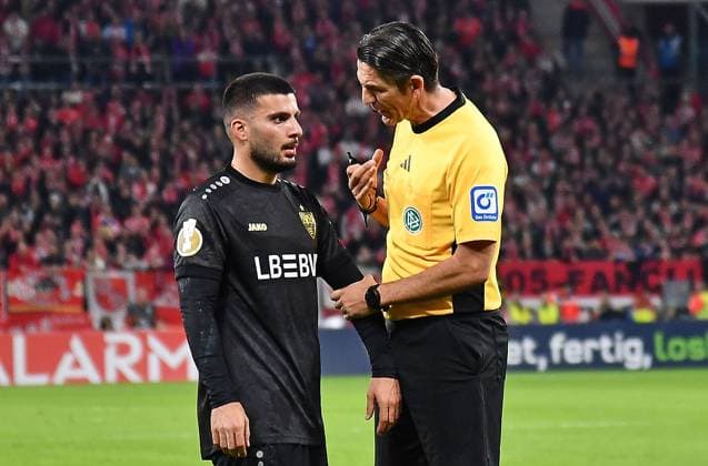29.10.2025, xhbx, Fussball DFB Pokal 2.Runde, FSV Mainz 05 - VfB Stuttgart v.l. Deniz Undav (VfB Stuttgart), Deniz Aytekin (DFB Schiedsrichter) (DFL DFB REGULATIONS PROHIBIT ANY USE OF PHOTOGRAPHS as IMAGE SEQUENCES and or QUASI-VIDEO) Mainz