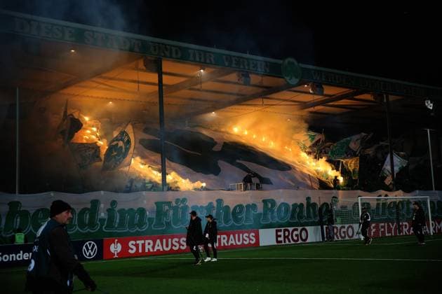 29.10.2025, xmohx, Fussball DFB Pokal 2.Runde, SpVgg Greuther Fuerth - 1-FC Kaiserslautern v.l. Fans, Schals, Stimmung, Trikots, Ultras, Zuschauer, Besucher, Choreografie Choreographie zuenden Pyrotechnik, Benglos, Rauch, Nebel, Feuerwerk (DFL DFB REGULATIONS PROHIBIT ANY USE OF PHOTOGRAPHS as IMAGE SEQUENCES and or QUASI-VIDEO) Fuerth