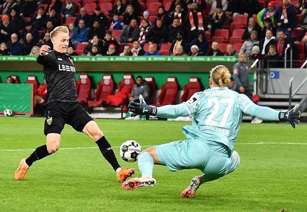 29.10.2025, xhbx, Fussball DFB Pokal 2.Runde, FSV Mainz 05 - VfB Stuttgart v.l. Chris Führich (VfB Stuttgart), Robin Zentner (FSV Mainz 05) (DFL DFB REGULATIONS PROHIBIT ANY USE OF PHOTOGRAPHS as IMAGE SEQUENCES and or QUASI-VIDEO) Mainz