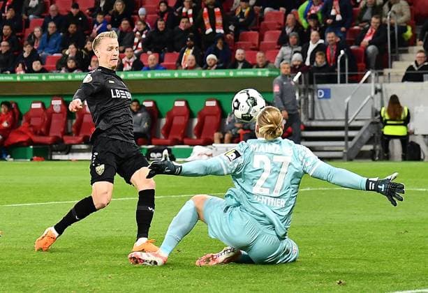 29.10.2025, xhbx, Fussball DFB Pokal 2.Runde, FSV Mainz 05 - VfB Stuttgart v.l. Chris Führich (VfB Stuttgart), Robin Zentner (FSV Mainz 05) (DFL DFB REGULATIONS PROHIBIT ANY USE OF PHOTOGRAPHS as IMAGE SEQUENCES and or QUASI-VIDEO) Mainz