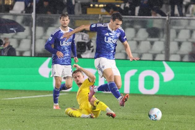 ComoÕs ComoÕs Anastasios Douvikas during the Serie A soccer match between Como and Verona at the Giuseppe Sinigaglia stadium in Como, north Italy - October 29, 2025 - Soccer.  Copyright: xAntonioxSaiai LaPressex