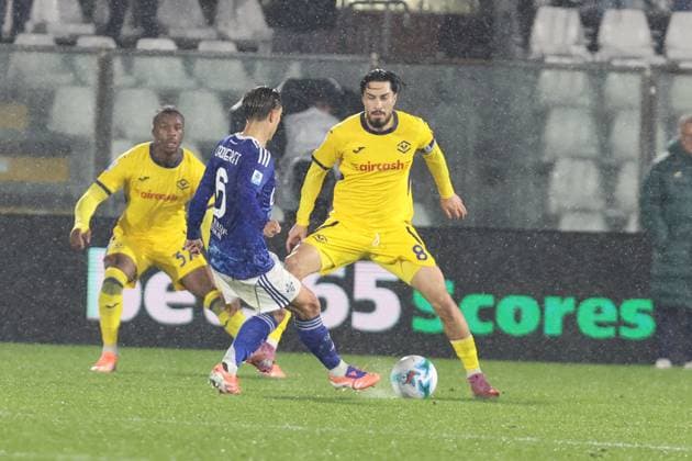 ComoÕs VeronaÕs Nicolas Valentini during the Serie A soccer match between Como and Verona at the Giuseppe Sinigaglia stadium in Como, north Italy - October 29, 2025 - Soccer.  Copyright: xAntonioxSaiai LaPressex