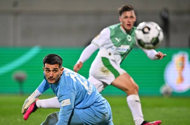 29.10.2025 - Fussball - Saison 2025 2026 - DFB Pokal Vereinspokal - 02. Runde: SpVgg Greuther Fürth ( Kleeblatt ) - 1. FC Kaiserslautern FCK ( Rote Teufel ) - Sportfoto Zink - xwoxzix - regulations prohibit any use of photographs as image sequences and or quasi-video - Simon Simoni (25, 1. FC Kaiserslautern FCK ) Lukas Reich (2, SpVgg Greuther Fürth )