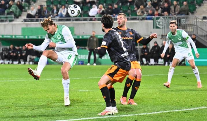 29.10.2025 - Fussball - Saison 2025 2026 - DFB Pokal Vereinspokal - 02. Runde: SpVgg Greuther Fürth ( Kleeblatt ) - 1. FC Kaiserslautern FCK ( Rote Teufel ) - Sportfoto Zink - xwoxzix - regulations prohibit any use of photographs as image sequences and or quasi-video - Mathias Flaga Olesen (8, SpVgg Greuther Fürth ) Semih Sahin (8, 1. FC Kaiserslautern FCK ) Luca Sirch (31, 1. FC Kaiserslautern FCK )