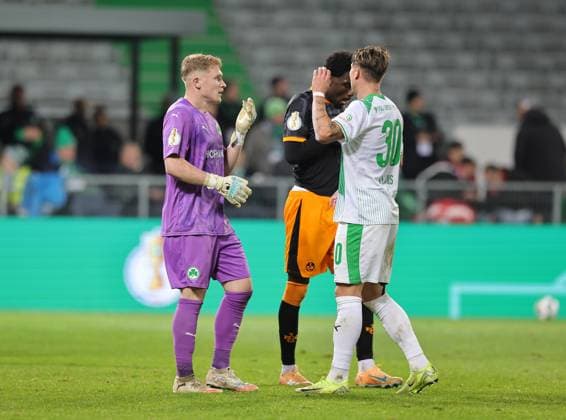 29.10.2025 - Fussball - Saison 2025 2026 - DFB Pokal Vereinspokal - 02. Runde: SpVgg Greuther Fürth ( Kleeblatt ) - 1. FC Kaiserslautern FCK ( Rote Teufel ) - Sportfoto Zink DaMa - xdaxmax - regulations prohibit any use of photographs as image sequences and or quasi-video - Silas Prüfrock (43, SpVgg Greuther Fürth ) Felix Klaus (30, SpVgg Greuther Fürth ) unterhalten sich