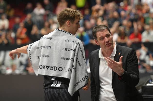 Tobias Jensen (ratiopharm ulm) li. und Ty Harrelson (Trainer, Head Coach, ratiopharm ulm) re. GER, NINERS Chemnitz vs. ratiopharm ulm, Basketball, BKT EuroCup, 5. Spieltag, Saison 2025 2026, 29.10.2025 GER, NINERS Chemnitz vs. ratiopharm ulm, Basketball, BKT EuroCup, 5. Spieltag, Saison 2025 2026, 29.10.2025 Chemnitz Copyright: xEibner-Pressefoto BertxHarzerx EP_BHR