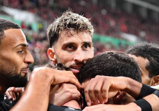 29.10.2025, xhbx, Fussball DFB Pokal 2.Runde, FSV Mainz 05 - VfB Stuttgart v.l. Torjubel, Goal celebration, celebrate the goal 0:2 durch Atakan Karazor (VfB Stuttgart) (DFL DFB REGULATIONS PROHIBIT ANY USE OF PHOTOGRAPHS as IMAGE SEQUENCES and or QUASI-VIDEO) Mainz