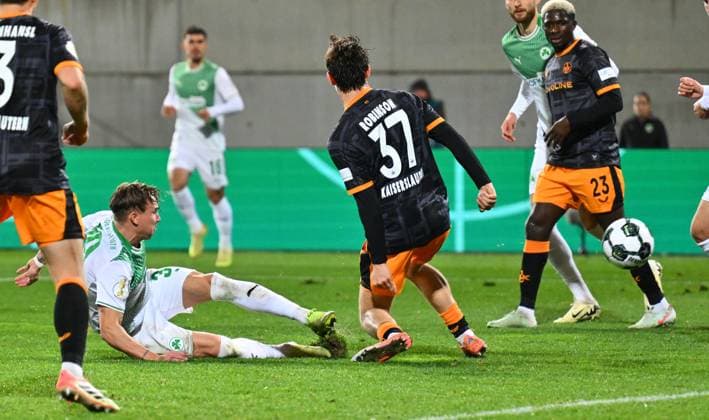 29.10.2025 - Fussball - Saison 2025 2026 - DFB Pokal Vereinspokal - 02. Runde: SpVgg Greuther Fürth ( Kleeblatt ) - 1. FC Kaiserslautern FCK ( Rote Teufel ) - Sportfoto Zink - xwoxzix - regulations prohibit any use of photographs as image sequences and or quasi-video - Felix Klaus (30, SpVgg Greuther Fürth ) Leon Robinson (37, 1. FC Kaiserslautern FCK ) Chance Torchance