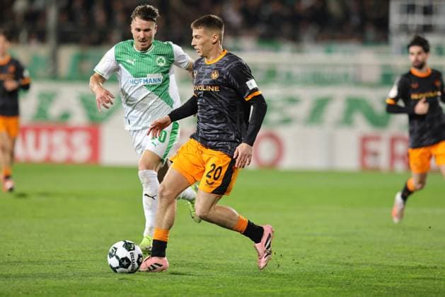 29.10.2025 - Fussball - Saison 2025 2026 - DFB Pokal Vereinspokal - 02. Runde: SpVgg Greuther Fürth ( Kleeblatt ) - 1. FC Kaiserslautern FCK ( Rote Teufel ) - Sportfoto Zink DaMa - xdaxmax - regulations prohibit any use of photographs as image sequences and or quasi-video - Felix Klaus (30, SpVgg Greuther Fürth ) Tobias Raschl (20, 1. FC Kaiserslautern FCK )