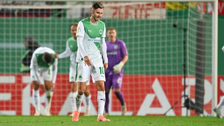 29.10.2025 - Fussball - Saison 2025 2026 - DFB Pokal Vereinspokal - 02. Runde: SpVgg Greuther Fürth ( Kleeblatt ) - 1. FC Kaiserslautern FCK ( Rote Teufel ) - Sportfoto Zink - xwoxzix - regulations prohibit any use of photographs as image sequences and or quasi-video - Branimir Hrgota (10, SpVgg Greuther Fürth ) enttäuscht Enttäuschung