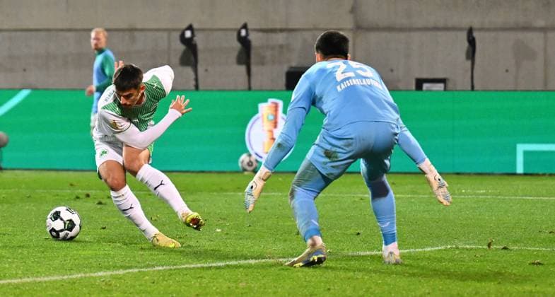 29.10.2025 - Fussball - Saison 2025 2026 - DFB Pokal Vereinspokal - 02. Runde: SpVgg Greuther Fürth ( Kleeblatt ) - 1. FC Kaiserslautern FCK ( Rote Teufel ) - Sportfoto Zink - xwoxzix - regulations prohibit any use of photographs as image sequences and or quasi-video - Aaron Keller (16, SpVgg Greuther Fürth ) Simon Simoni (25, 1. FC Kaiserslautern FCK )