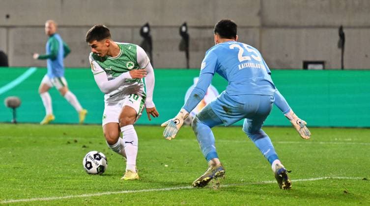 29.10.2025 - Fussball - Saison 2025 2026 - DFB Pokal Vereinspokal - 02. Runde: SpVgg Greuther Fürth ( Kleeblatt ) - 1. FC Kaiserslautern FCK ( Rote Teufel ) - Sportfoto Zink - xwoxzix - regulations prohibit any use of photographs as image sequences and or quasi-video - Aaron Keller (16, SpVgg Greuther Fürth ) Simon Simoni (25, 1. FC Kaiserslautern FCK )