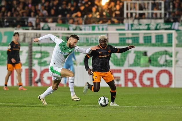 29.10.2025 - Fussball - Saison 2025 2026 - DFB Pokal Vereinspokal - 02. Runde: SpVgg Greuther Fürth ( Kleeblatt ) - 1. FC Kaiserslautern FCK ( Rote Teufel ) - Sportfoto Zink DaMa - xdaxmax - regulations prohibit any use of photographs as image sequences and or quasi-video - Felix Higl (18, SpVgg Greuther Fürth ) Afeez Aremu (23, 1. FC Kaiserslautern FCK )