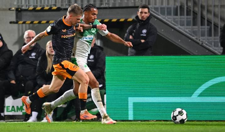 29.10.2025 - Fussball - Saison 2025 2026 - DFB Pokal Vereinspokal - 02. Runde: SpVgg Greuther Fürth ( Kleeblatt ) - 1. FC Kaiserslautern FCK ( Rote Teufel ) - Sportfoto Zink - xwoxzix - regulations prohibit any use of photographs as image sequences and or quasi-video - Paul Joly (26, 1. FC Kaiserslautern FCK ) David Abrangao (40, SpVgg Greuther Fürth )