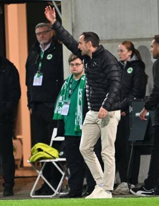29.10.2025 - Fussball - Saison 2025 2026 - DFB Pokal Vereinspokal - 02. Runde: SpVgg Greuther Fürth ( Kleeblatt ) - 1. FC Kaiserslautern FCK ( Rote Teufel ) - Sportfoto Zink - xwoxzix - regulations prohibit any use of photographs as image sequences and or quasi-video - Stephan Fürstner ( Sportdirektor SpVgg Greuther Fürth )