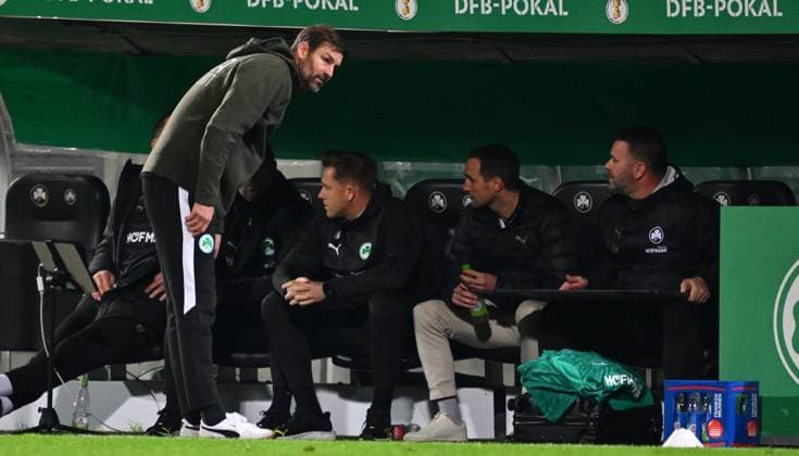 29.10.2025 - Fussball - Saison 2025 2026 - DFB Pokal Vereinspokal - 02. Runde: SpVgg Greuther Fürth ( Kleeblatt ) - 1. FC Kaiserslautern FCK ( Rote Teufel ) - Sportfoto Zink - xwoxzix - regulations prohibit any use of photographs as image sequences and or quasi-video - Thomas Kleine ( Trainer SpVgg Greuther Fürth ) Nico Hildebrandt (Torwarttrainer SpVgg Greuther Fürth ) Stephan Fürstner ( Sportdirektor SpVgg Greuther Fürth ) Daniel Wiegand (Team-Koordinator Zeugwart SpVgg Greuther Fürth )