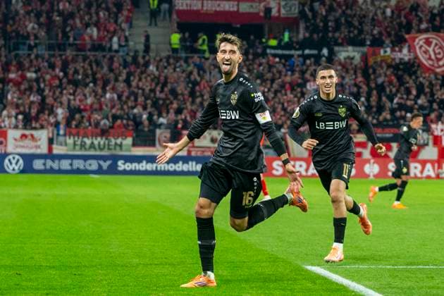 GER, Mainz, Fußball, DFB-Pokal, 2. Hauptrunde, FSV Mainz 05 vs. VFB Stuttgart im Bild v.l.: Atakan Karazor (VFB Stuttgart 16), Bilal El Khannouss (VFB Stuttgart 11), Torjubel 29.10.2025, MEWA-Arena Mainz DFB REGULATIONS PROHIBIT ANY USE OF PHOTOGRAPHS AS IMAGE SEQUENCES AND OR QUASI-VIDEO, Copyright: HMBxMedia PaulxFritz