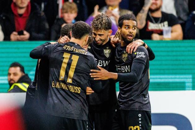 MAINZ, DEUTSCHLAND - OCTOBER 29: Atakan Karazor (VfB Stuttgart, 16) celebrates scoring his team s second goal with teammates during the DFB Pokal match between DFB Pokal: 1. FSV Mainz 05 vs. VfB Stuttgart at MEWA Arena on matchday 2 of the DFB Pokal on October 29, 2025 in Mainz, Deutschland. DFL REGULATIONS PROHIBIT ANY USE OF PHOTOGRAPHS AS IMAGE SEQUENCES AND OR QUASI-VIDEO. Rheinland-Pfalz Deutschland Copyright: xBEAUTIFULxSPORTS Hahnex